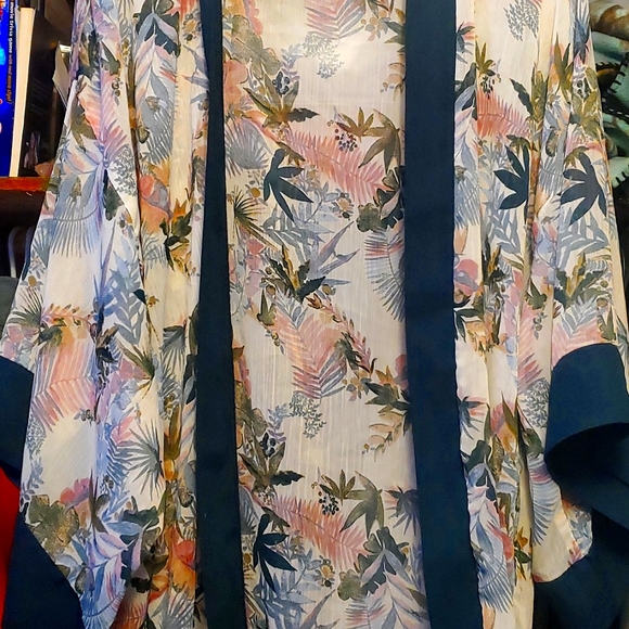 Blouse w/ leaves - Picture 1 of 2